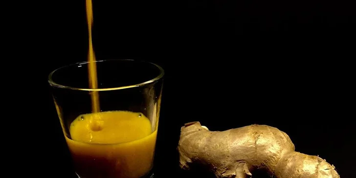 25g bio raw kulička s ořechy, chia semínky a surovinami z Amazonie a horký nápoj