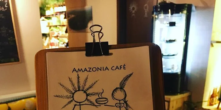 25g bio raw kulička s ořechy, chia semínky a surovinami z Amazonie a horký nápoj