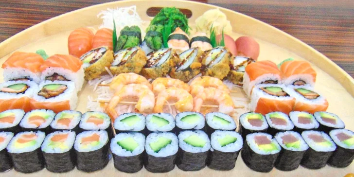 Porce rolovaných dobrot: 24 a 52 ks sushi s lososem, avokádem i krevetami