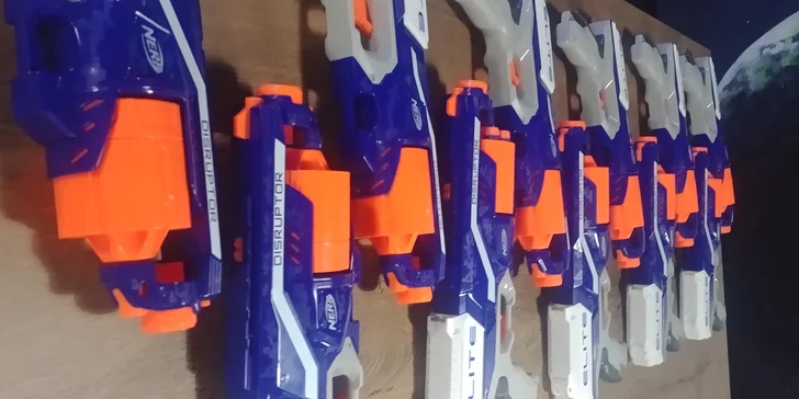 Vzrušující souboj se zbraněmi Nerf pro jednoho až deset bojovníků