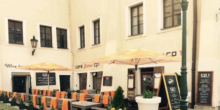 Pochutnejte si: grand tapas talíř pro 2 osoby i červené nebo bílé víno