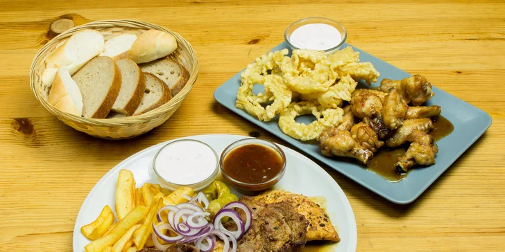 Mix grill pro dva: křidýlka, panenka, kuřecí prsa i hranolky a cibulové kroužky