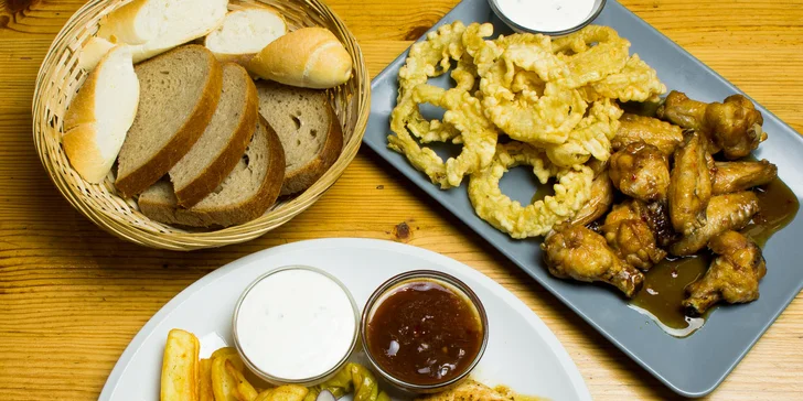 Mix grill pro dva: křidýlka, panenka, kuřecí prsa i hranolky a cibulové kroužky
