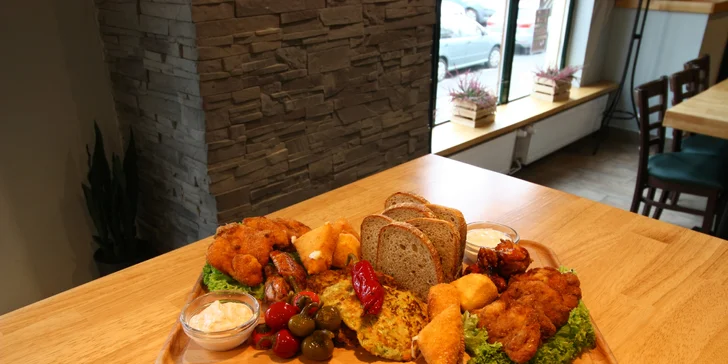 Prkno plné masa, sýrů i dalších dobrot a degustace piv pro 1–4 osoby