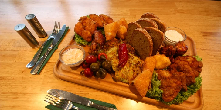 Prkno plné masa, sýrů i dalších dobrot a degustace piv pro 1–4 osoby