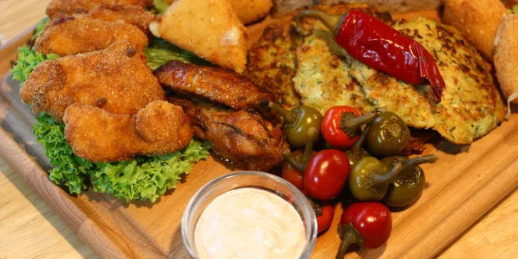 Prkno plné masa, sýrů i dalších dobrot a degustace piv pro 1–4 osoby
