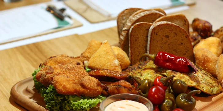 Prkno plné masa, sýrů i dalších dobrot a degustace piv pro 1–4 osoby