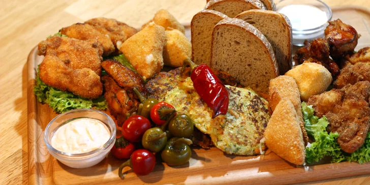 Prkno plné masa, sýrů i dalších dobrot a degustace piv pro 1–4 osoby