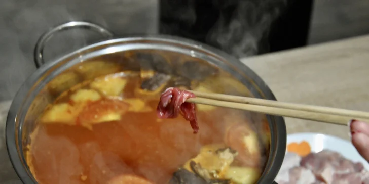 Asijské hodování: mořský nebo masový hot pot pro 2 osoby