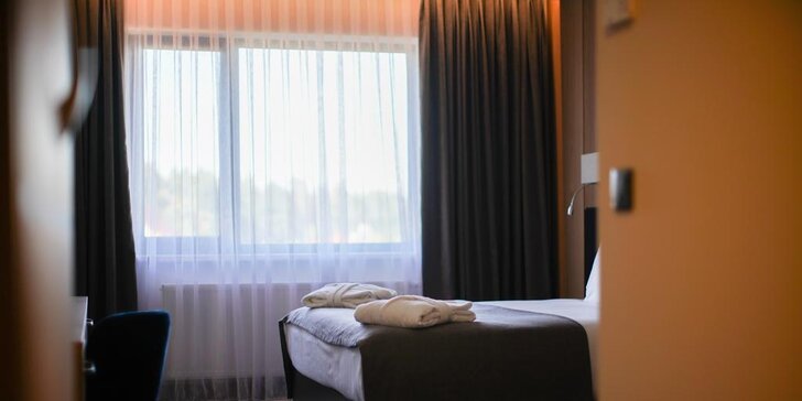 Vítejte v hotelu Azza: pobyt nedaleko Prahy se snídaněmi, láhví prosecca a romantickou večeří