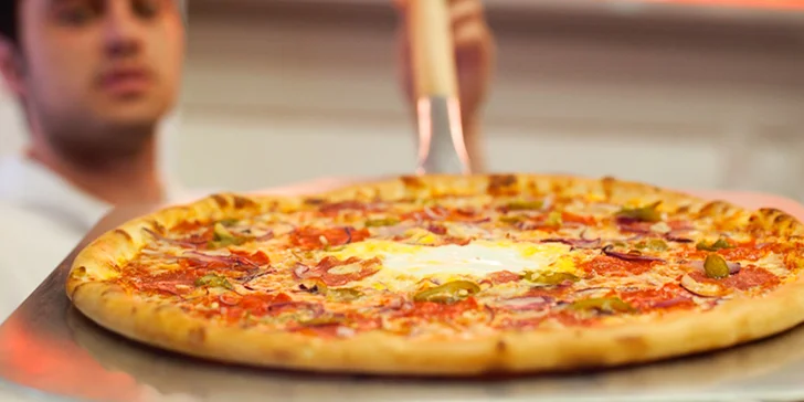 Italská klasika: 2 čerstvě nazdobené pizzy s průměrem 32 cm nebo 45 cm
