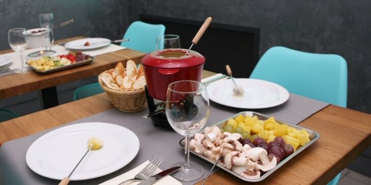 Sýrové fondue s pečivem, žampiony, bramborem i hroznovým vínem