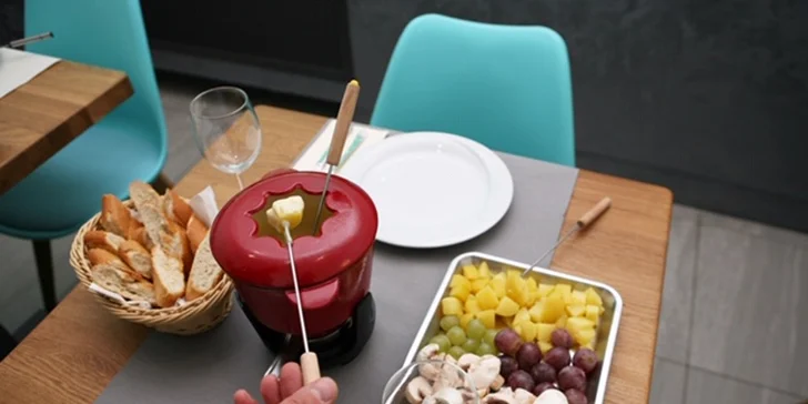 Sýrové fondue s pečivem, žampiony, bramborem i hroznovým vínem