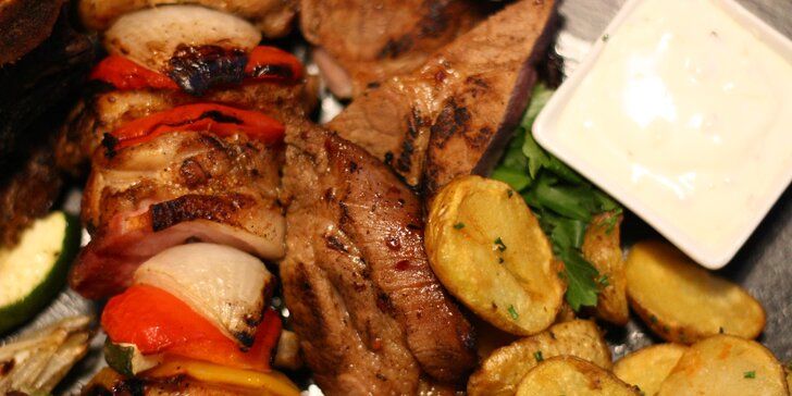 Masové prkno: steak z krkovice, kuřecí špíz, hovězí žebra a domácí americké brambory i omáčky