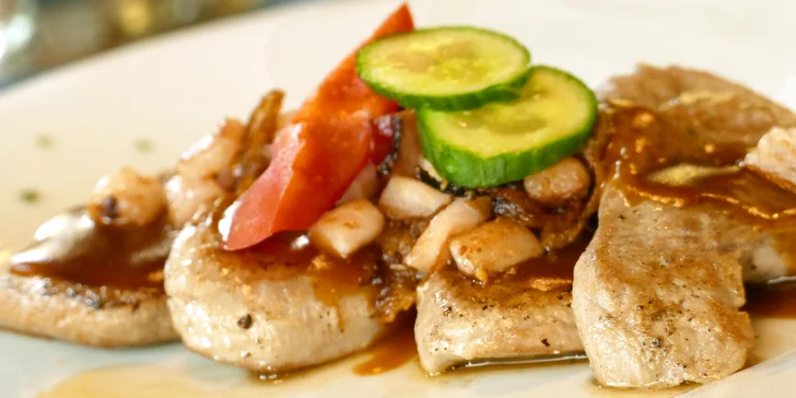 3chodové menu pro 2 osoby: husí játra na tymiánu, medailonky i horké ovoce