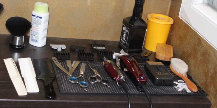 Chlapská péče v barber shopu: střih, úprava vousů, depilace voskem i styling