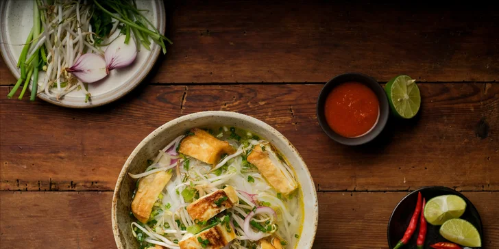Vietnamská polévka nebo nudle a závitky podle výběru pro 1 i 2 osoby
