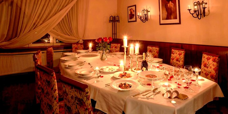 5chodová večeře při svíčkách a s přípitkem: husí jatýrka i kachní prsíčka, carpaccio a panna cotta