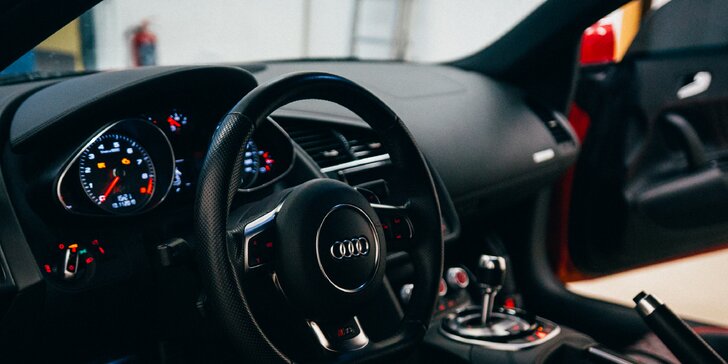 Šlápněte na to: 30 nebo 60 min. jízdy v ďábelské Audi R8 včetně paliva