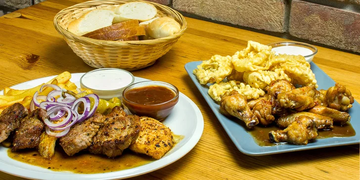 Mix grill pro dva: křidýlka, panenka, kuřecí prsa i hranolky a cibulové kroužky