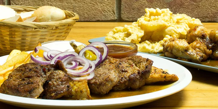 Mix grill pro dva: křidýlka, panenka, kuřecí prsa i hranolky a cibulové kroužky