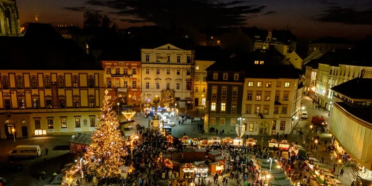 Svařené pivo, víno a nachmelená hruška na vánočním trhu ve stánku Zahřívárna