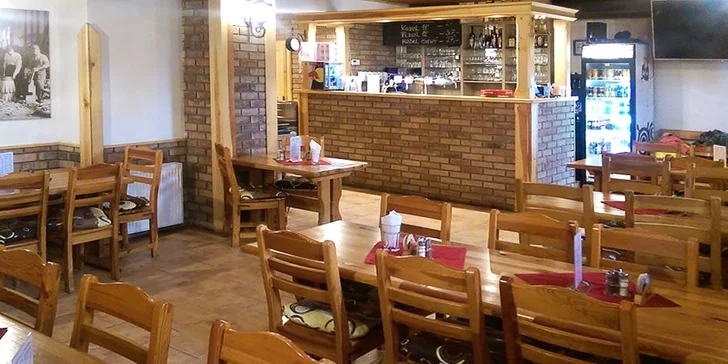 Mix grill pro dva: křidýlka, panenka, kuřecí prsa i hranolky a cibulové kroužky
