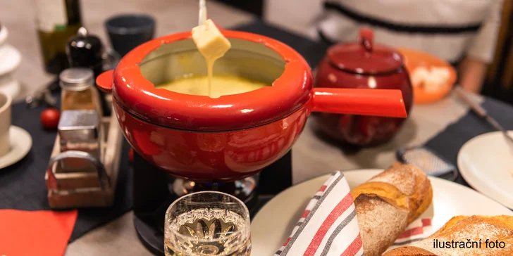 Sýrové fondue s pečivem, žampiony, bramborem i hroznovým vínem