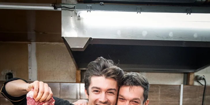 Grill menu pro 2: vepřová žebra, pečené brambory, bagetky, salát i Pepsi a sklenička BBQ omáčky jako dárek