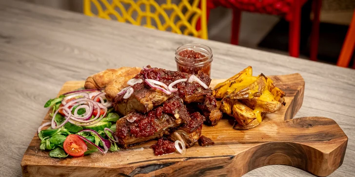 Grill menu pro 2: vepřová žebra, pečené brambory, bagetky, salát i Pepsi a sklenička BBQ omáčky jako dárek