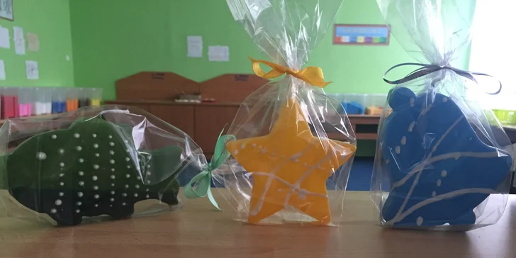 Zábavné vyrábění a zdobení svíček a koupelové soli v tvůrčí dílně Rodas