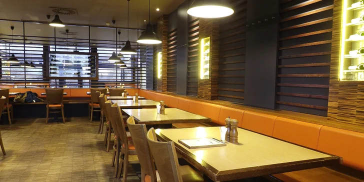 Nabušené burger menu v Potrefené Huse: bulka s trhaným vepřovým a volským okem včetně příloh