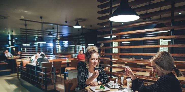 Nabušené burger menu v Potrefené Huse: bulka s trhaným vepřovým a volským okem včetně příloh