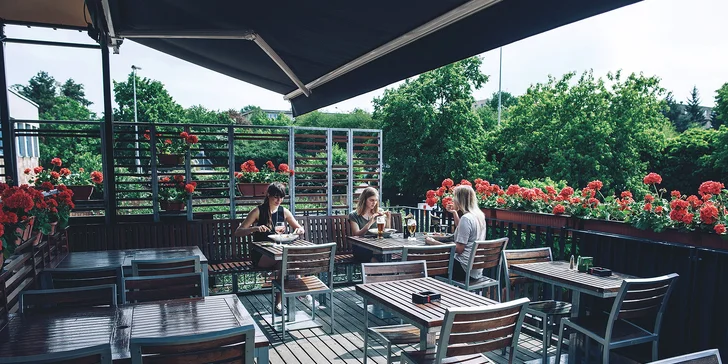 Nabušené burger menu v Potrefené Huse: bulka s trhaným vepřovým a volským okem včetně příloh