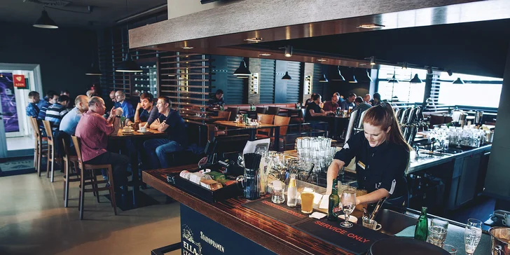 Nabušené burger menu v Potrefené Huse: bulka s trhaným vepřovým a volským okem včetně příloh