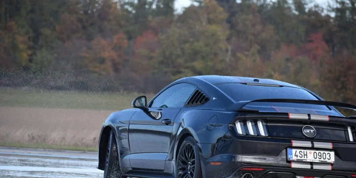 Exkluzivní škola smyku: jízdy ve voze Ford Mustang 5.0 GT na profi polygonu