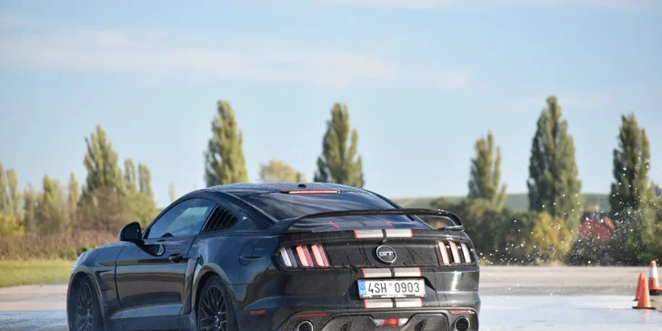 Exkluzivní škola smyku: jízdy ve voze Ford Mustang 5.0 GT na profi polygonu