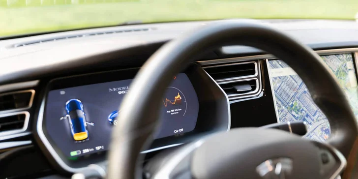 20–50 min. za volantem Tesly Model S 90D včetně instruktáže
