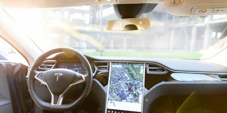 20–50 min. za volantem Tesly Model S 90D včetně instruktáže