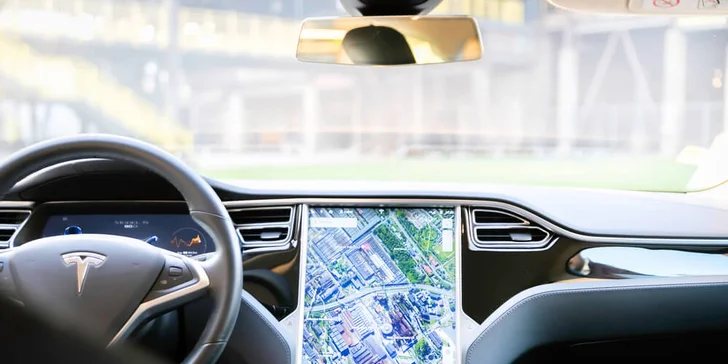 20–50 min. za volantem Tesly Model S 90D včetně instruktáže