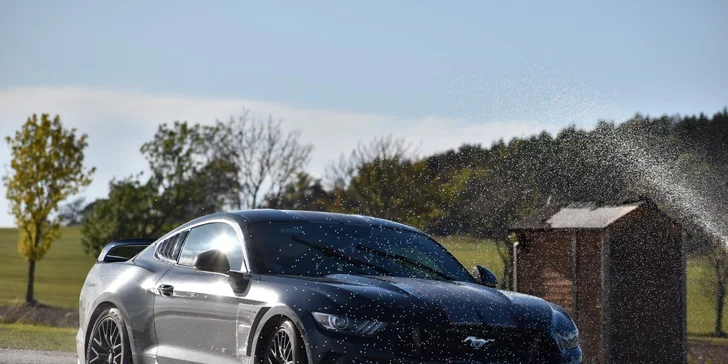 Exkluzivní škola smyku: jízdy ve voze Ford Mustang 5.0 GT na profi polygonu