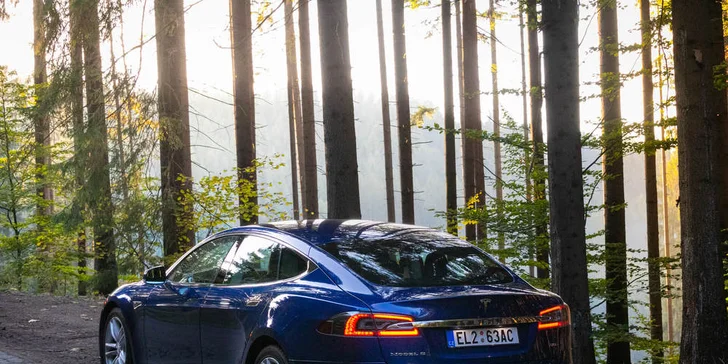 20–50 min. za volantem Tesly Model S 90D včetně instruktáže