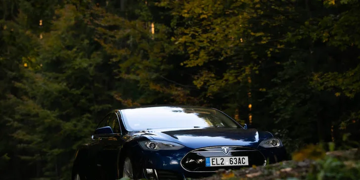 20–50 min. za volantem Tesly Model S 90D včetně instruktáže