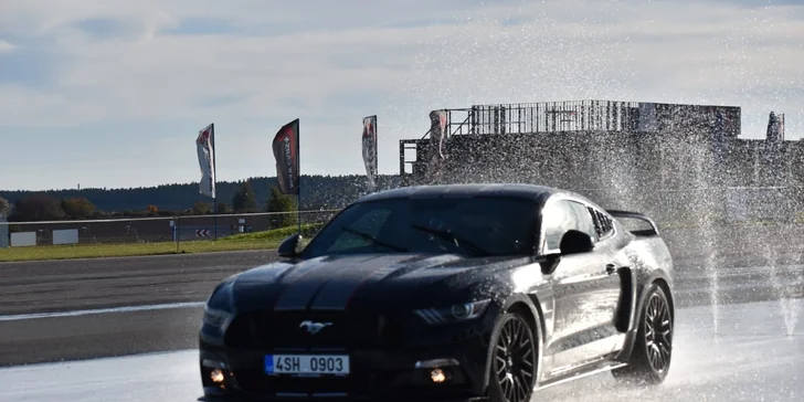 Exkluzivní škola smyku: jízdy ve voze Ford Mustang 5.0 GT na profi polygonu