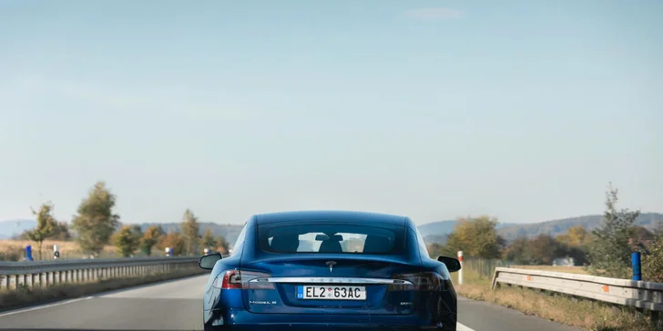 20–50 min. za volantem Tesly Model S 90D včetně instruktáže
