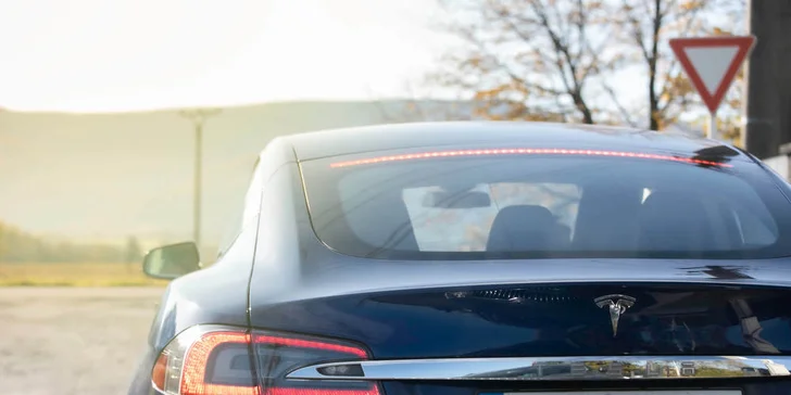 20–50 min. za volantem Tesly Model S 90D včetně instruktáže