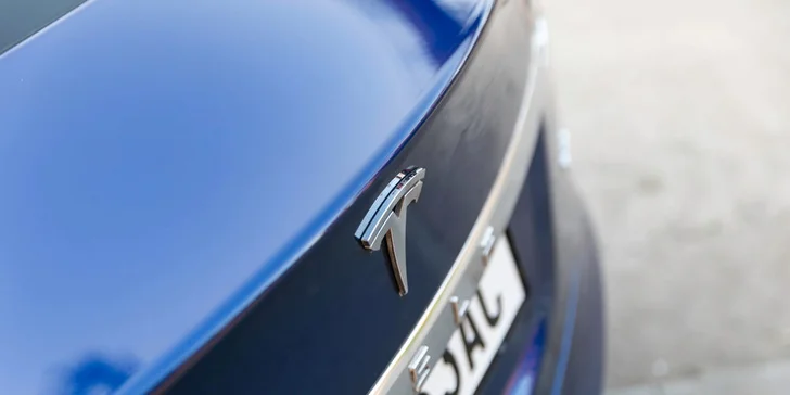 20–50 min. za volantem Tesly Model S 90D včetně instruktáže