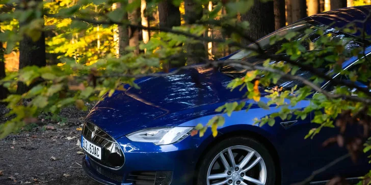 20–50 min. za volantem Tesly Model S 90D včetně instruktáže