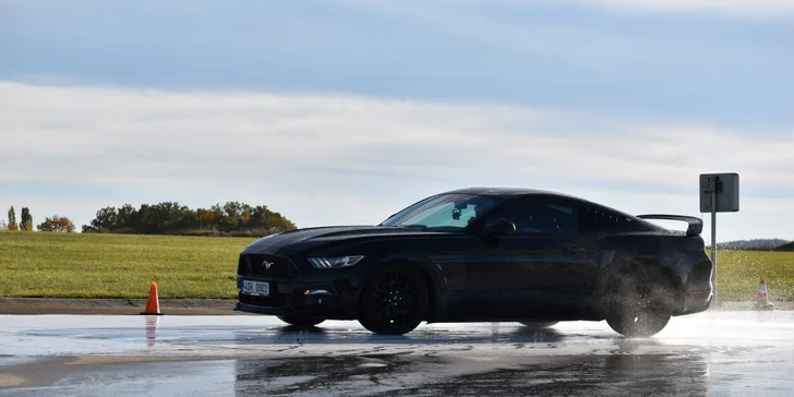 Exkluzivní škola smyku: jízdy ve voze Ford Mustang 5.0 GT na profi polygonu