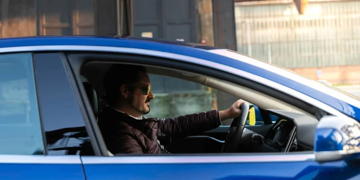20–50 min. za volantem Tesly Model S 90D včetně instruktáže